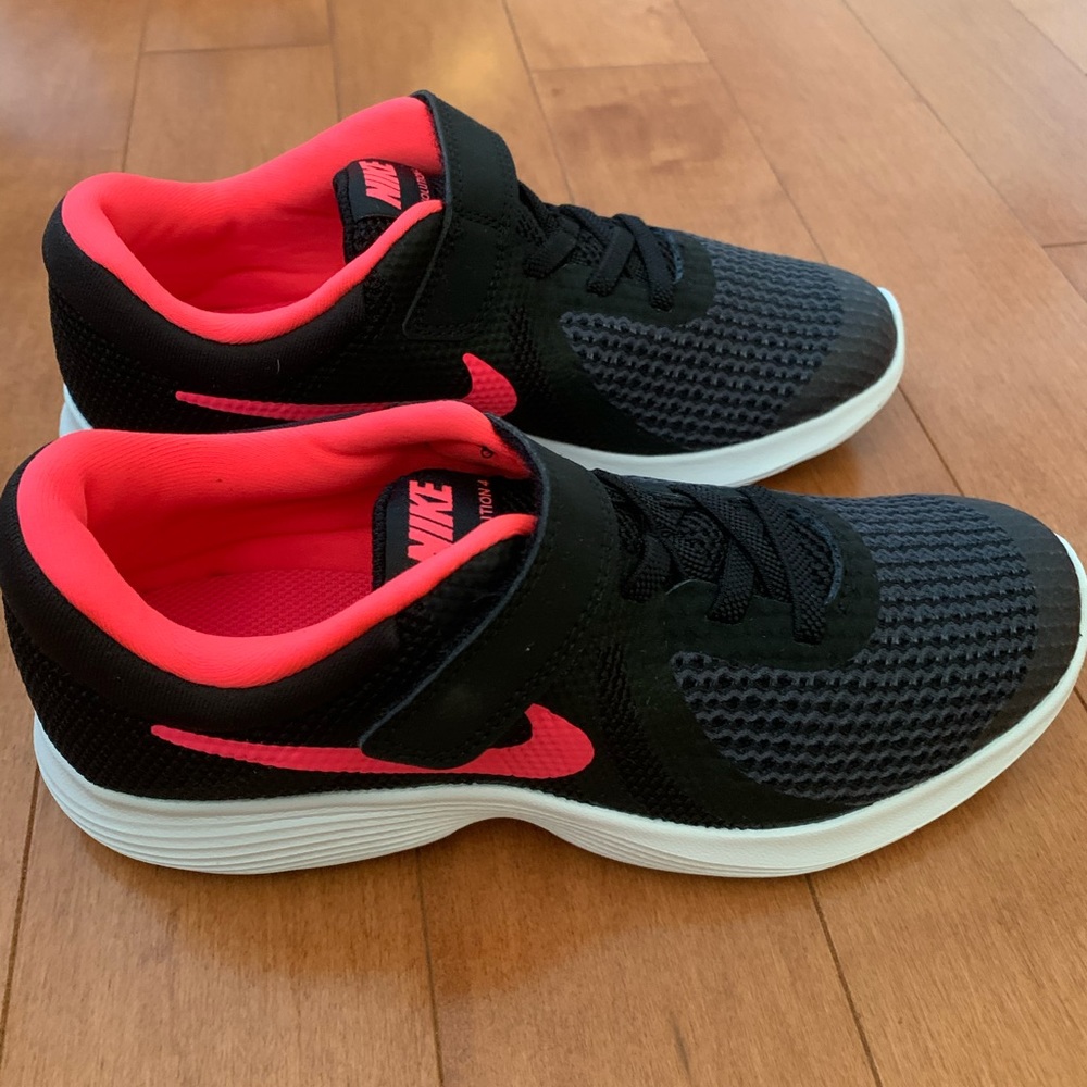 Nike Revolution Big Kids size 3Y Sneaker
